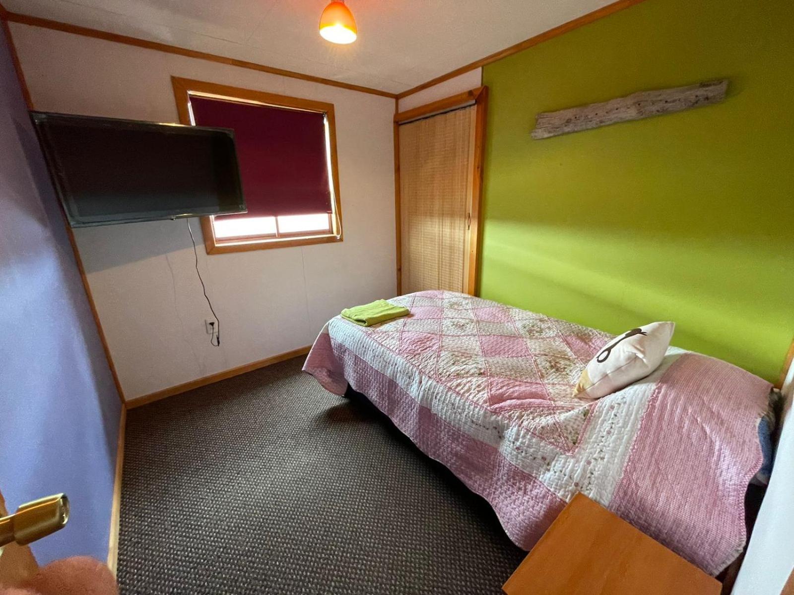 Posada De Los Gatos Bed & Breakfast Пуерто Наталес Екстериор снимка